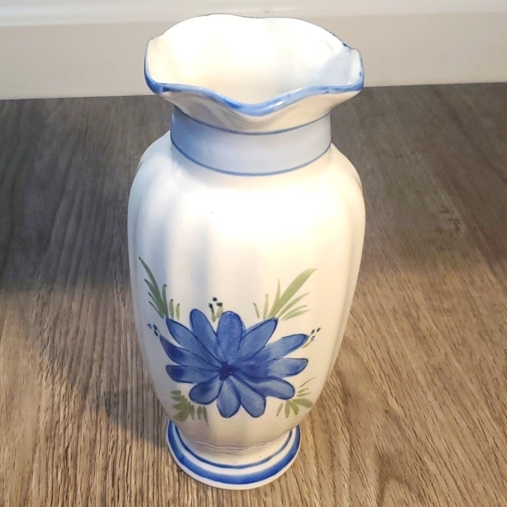 ❇️ NIB BLUE FLORAL VASE - Picture 3 of 5